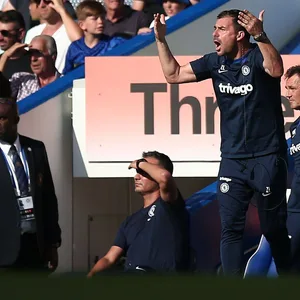 Zsolt Löw coacht als Co-Trainer von FC Chelsea an der Seitenline.
