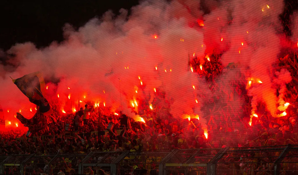 BVB-Fans lassen Pyrotechnik abbrennen