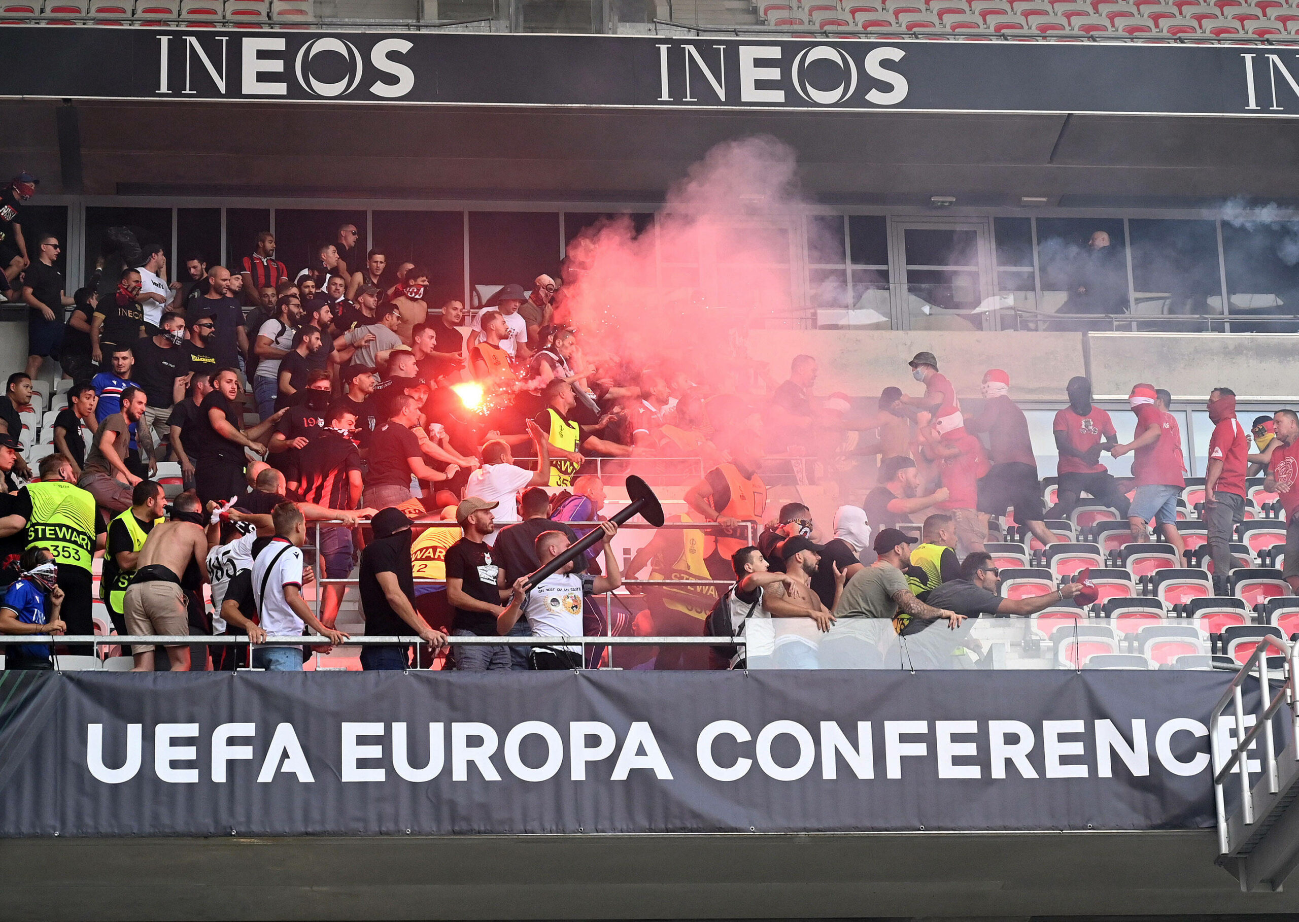 Der 1. FC Köln ist wegen der Fan-Ausschreitungen in Nizza bereits zu einer Geldstrafe in Höhe von 100.000 Euro verurteilt worden.