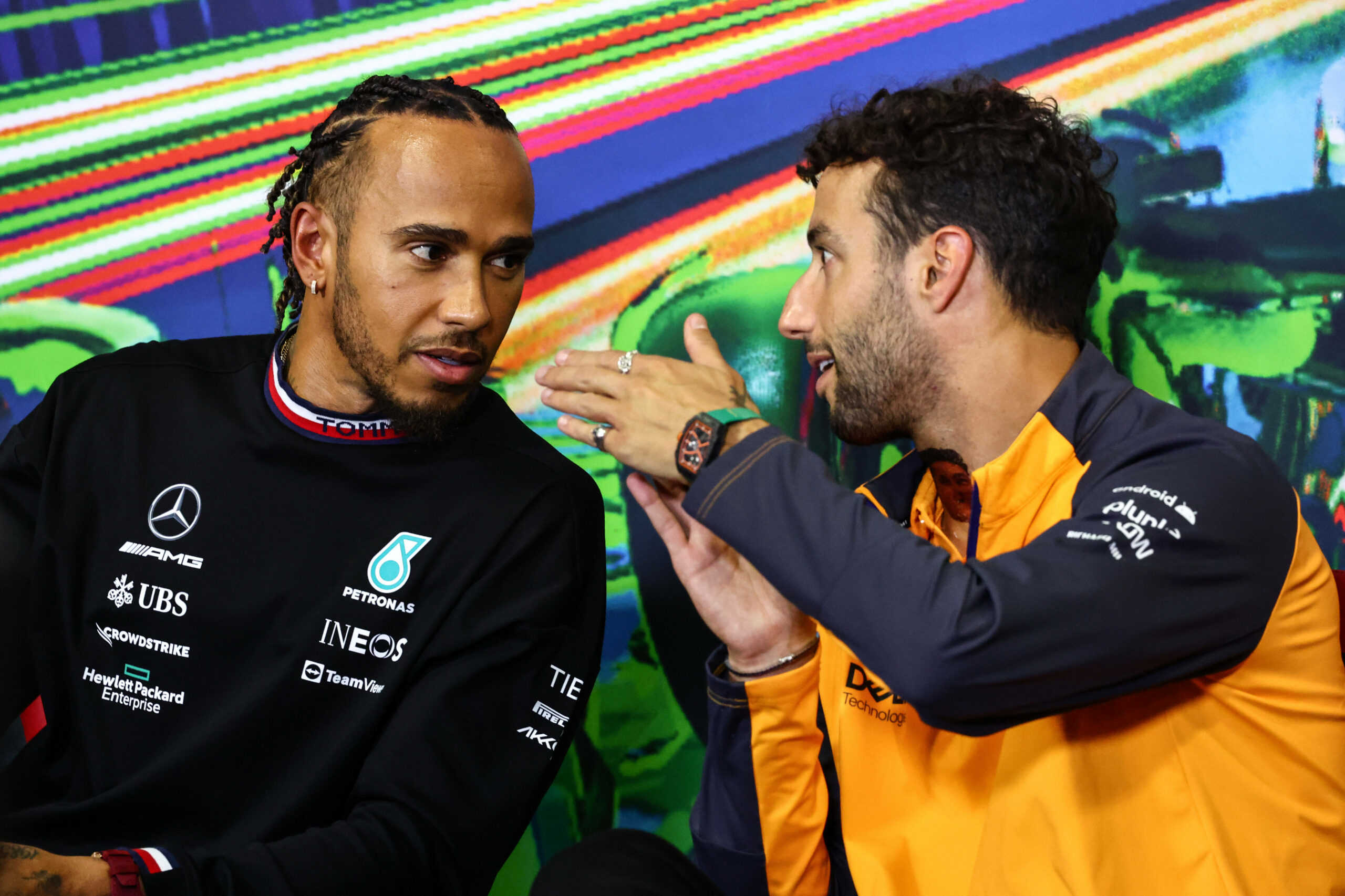 Daniel Ricciardo (r.) und Lewis Hamilton bei einer Formel 1-Pressekonferenz – starten beide in der kommenden Saison für Mercedes?