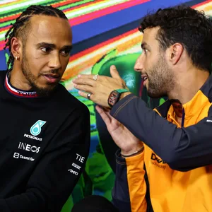 Daniel Ricciardo (r.) und Lewis Hamilton bei einer Formel 1-Pressekonferenz – starten beide in der kommenden Saison für Mercedes?