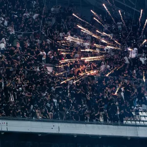 Ein Feuerwerkskörper, der vor dem Frankfurt-Block explodiert.