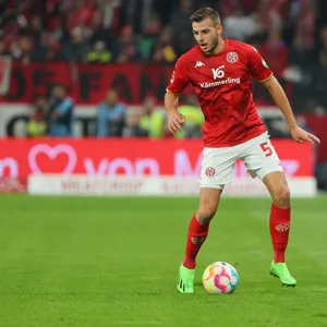 Mainz-Verteidiger Maxim Leitsch nimmt einen Ball an