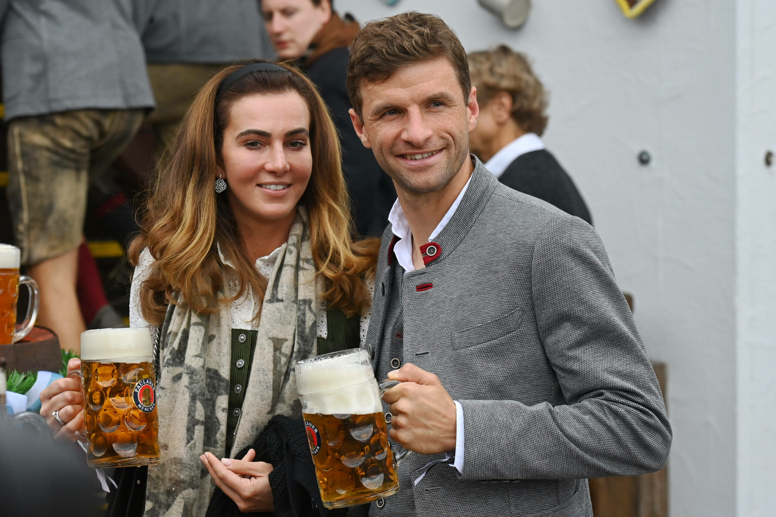 Thomas Müller feierte (hier mit Ehefrau Lisa) wie alle Bayern-Stars vor der Länderspielpause auf dem Oktoberfest.