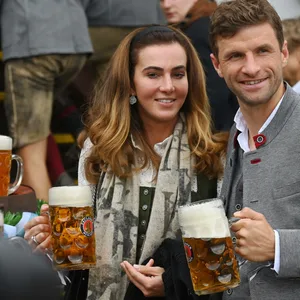 Thomas Müller feierte (hier mit Ehefrau Lisa) wie alle Bayern-Stars vor der Länderspielpause auf dem Oktoberfest.