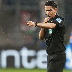 Schiedsrichter Deniz Aytekin pfeift im Regen