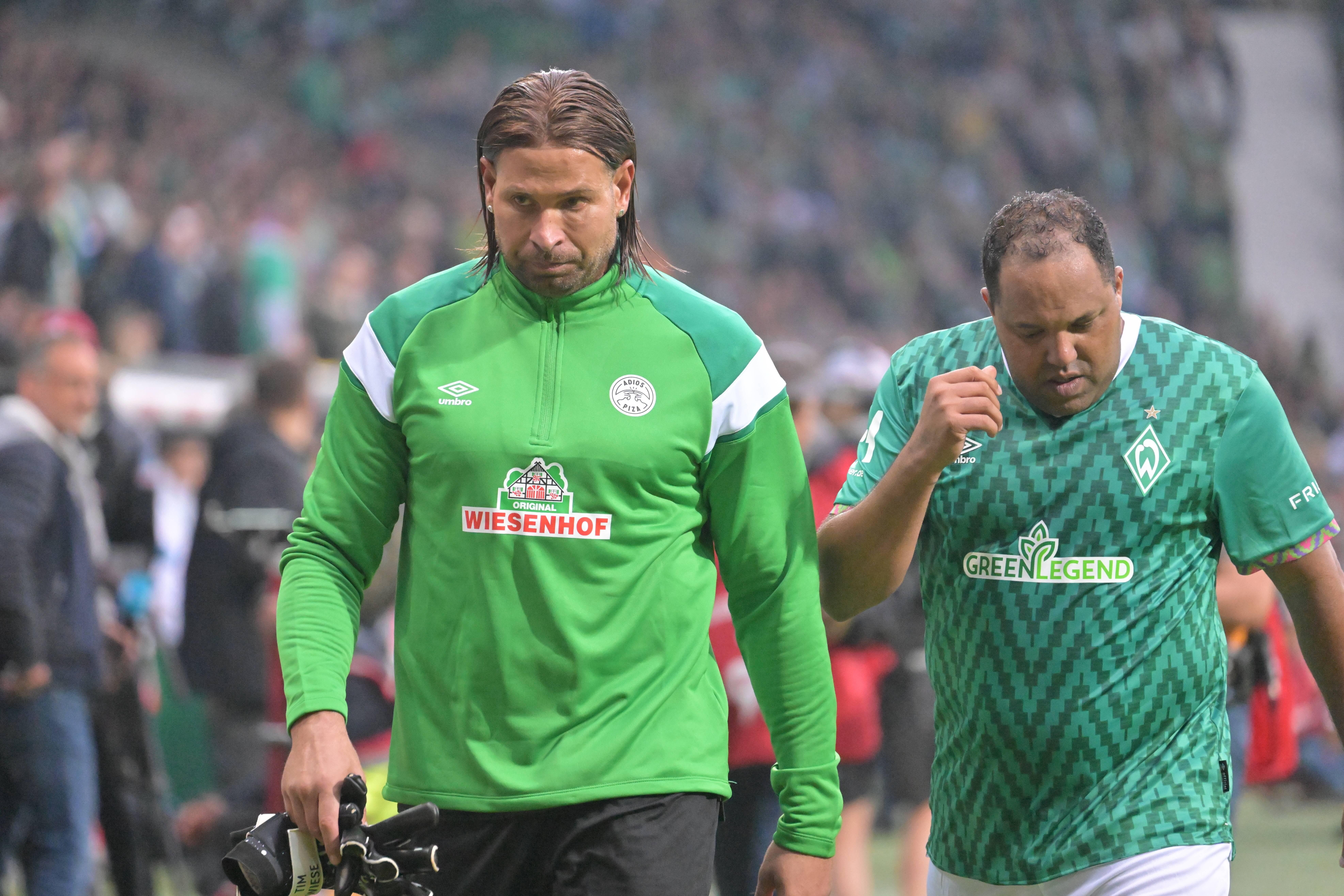 Ex-Keeper Tim Wiese (r.) mit Ailton beim Abschiedsspiel von Werder–Legende Claudio Pizarro