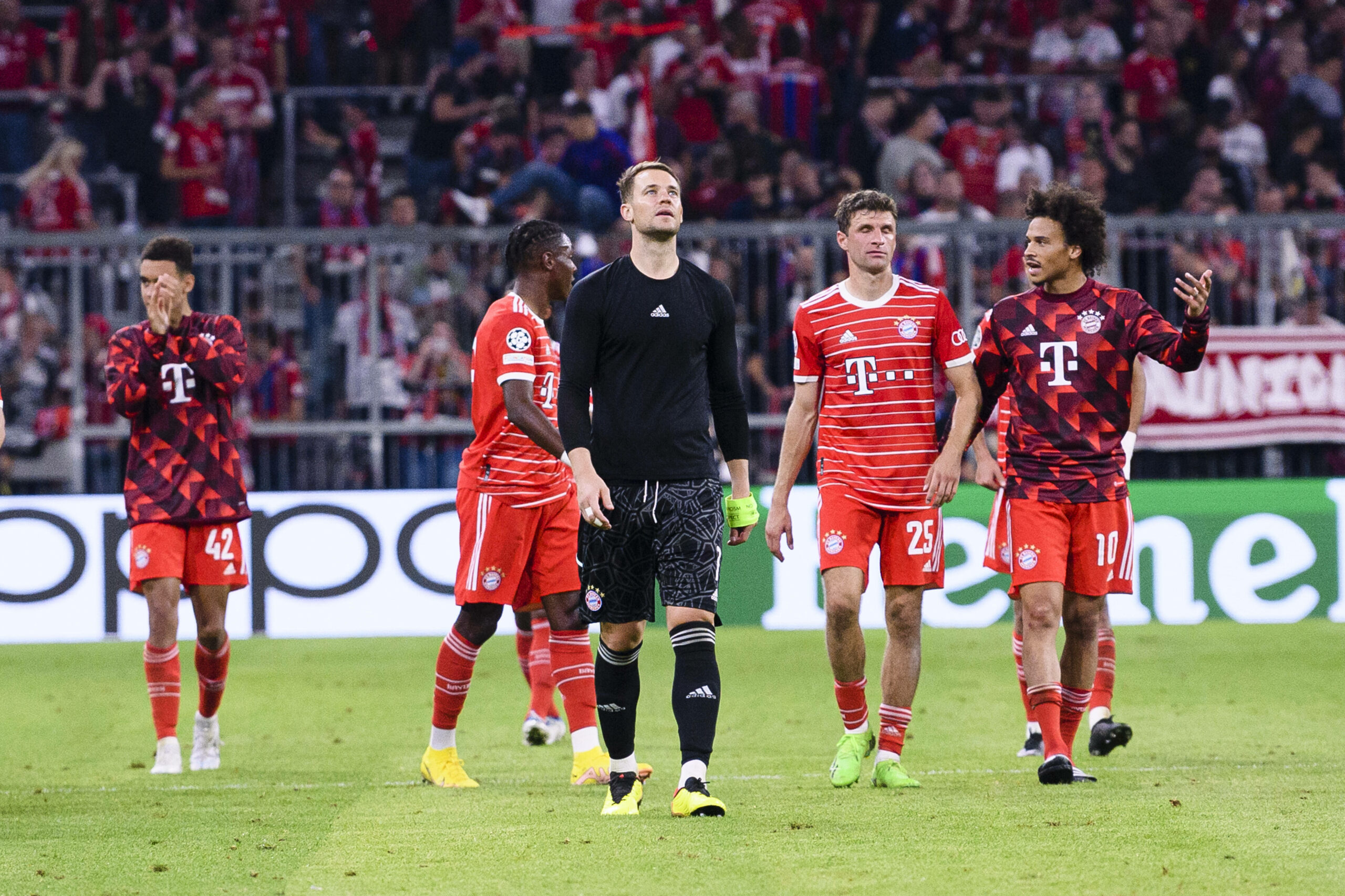 Manuel Neuer mit seinen Teamkollegen nach Abpfiff.