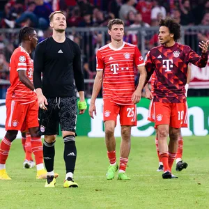 Manuel Neuer mit seinen Teamkollegen nach Abpfiff.