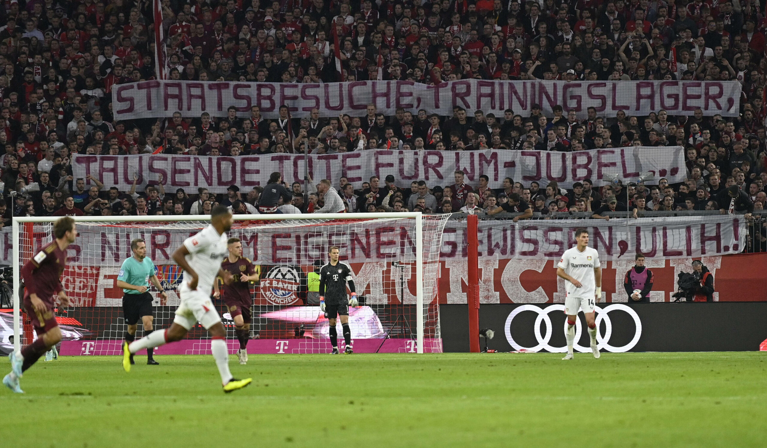 Bayern-Fans mit Transparent gegen Uli Hoeneß