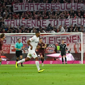 Bayern-Fans mit Transparent gegen Uli Hoeneß