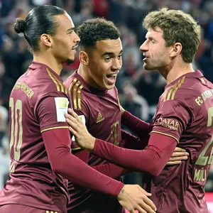Thomas Müller (r., hier mit Leroy Sané, l., und Jamal Musiala) hat sich mit dem Coronavirus infiziert.