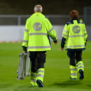 Rettungssanitäter auf dem Fußballplatz Symbolfoto