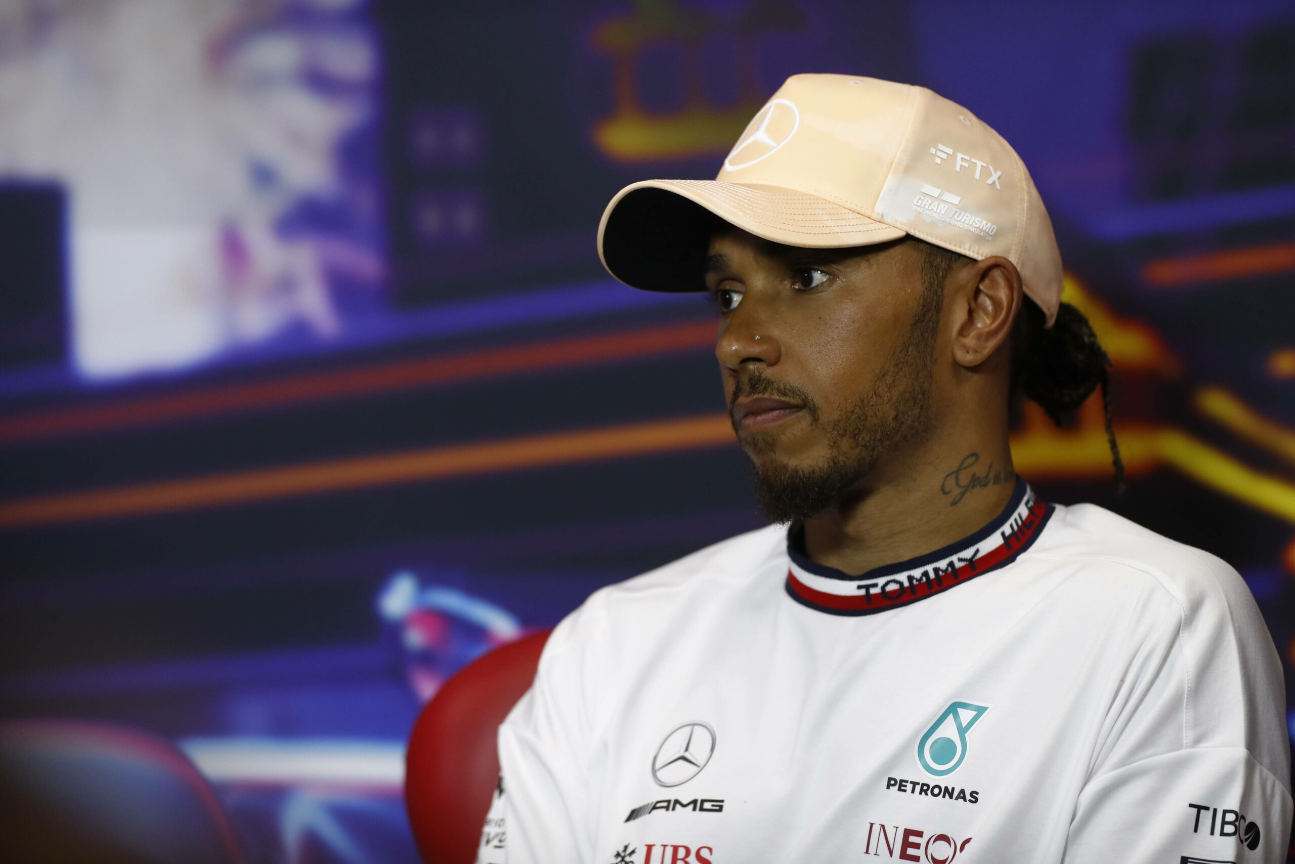 Wegen seines Nasenpiercings wurde das Formel-1-Team von Lewis Hamilton, Mercedes, bestraft.