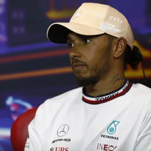 Wegen seines Nasenpiercings wurde das Formel-1-Team von Lewis Hamilton, Mercedes, bestraft.