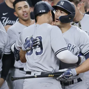 Die New York Yankees feiern, nachdem Baseball-Star Aaron Judges (M./Nummer 99) seinen 62. Homerun der Saison geschlagen hatte.