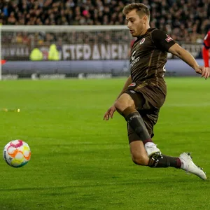 St. Pauli-Profi Lars Ritzka grätscht