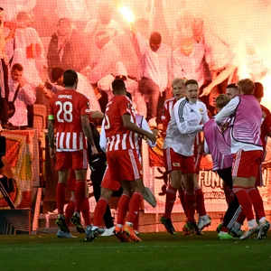 Die Union-Fans feiern ihre Gewinner mit Pyro-Technik. Genau die hätte kurz zuvor aber beinahe für einen Spielabbruch gesorgt.