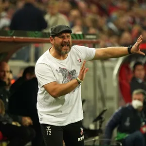 Steffen Baumgart coacht an der Seitenlinie beim Duell gegen Partisan Belgrad.
