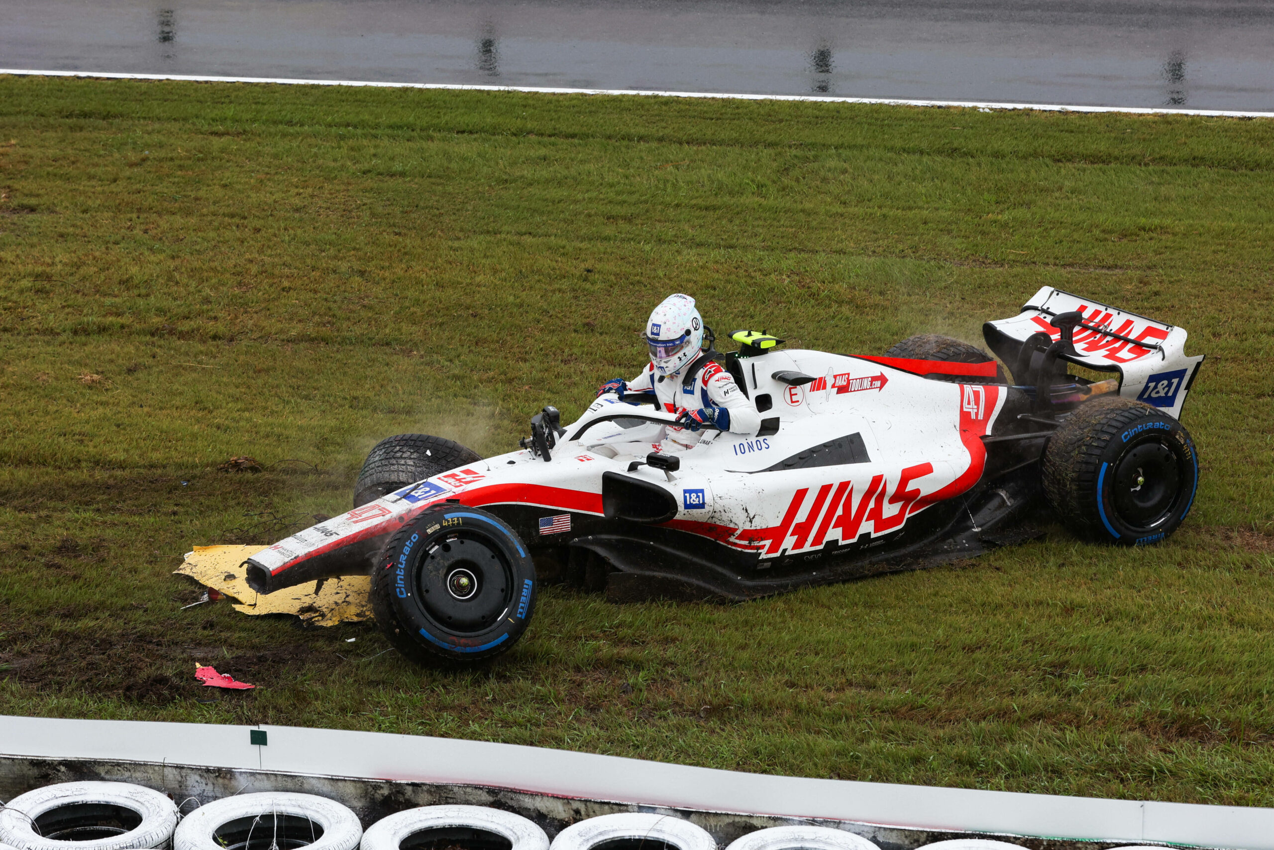 F1-Pilot Mick Schumacher steigt aus seinem beschädigten Boliden.