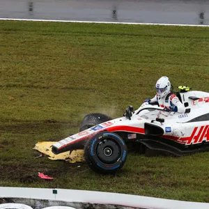 F1-Pilot Mick Schumacher steigt aus seinem beschädigten Boliden.