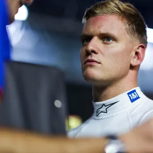 Mick Schumacher mit ernstem Blick