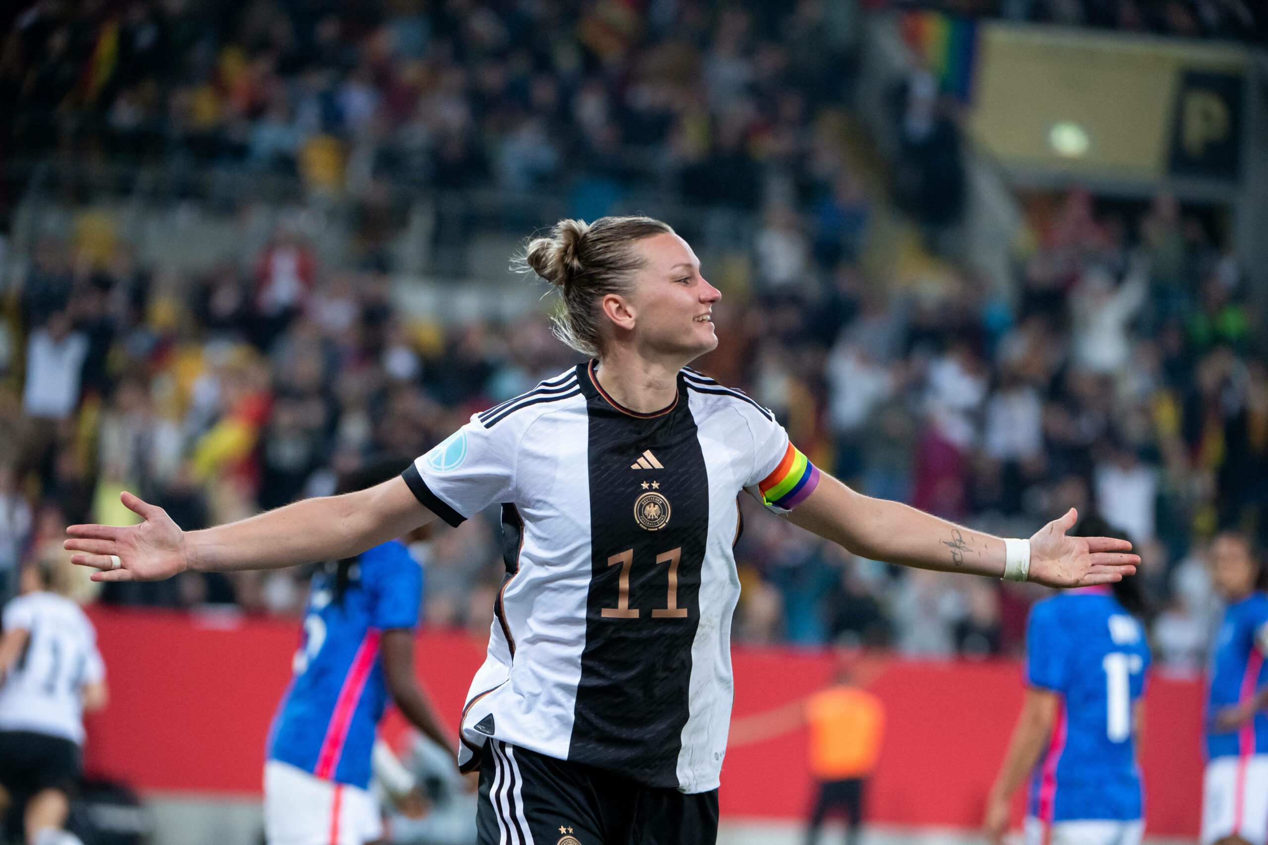 Die DFB-Frauen gewannen im nahezu ausverkauften Rudolf-Harbig-Stadion mit 2:1 gegen Frankreich.