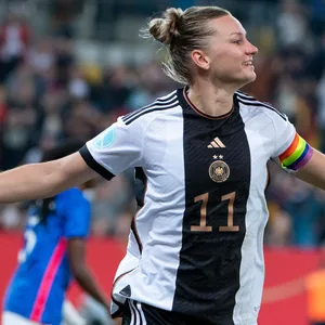 Die DFB-Frauen gewannen im nahezu ausverkauften Rudolf-Harbig-Stadion mit 2:1 gegen Frankreich.