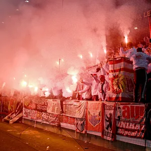 Fans des 1. FC Union Berlin zünden Pyrotechnik und Bengalos
