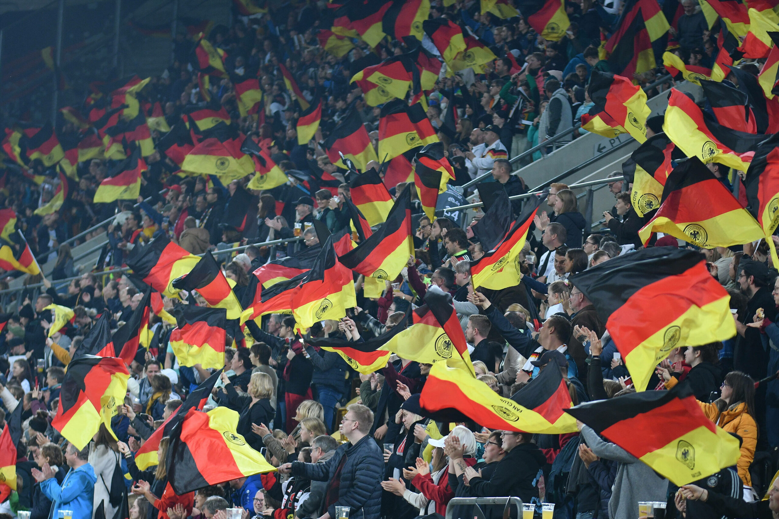 Fans der Deutschen Nationalmannschaft schwenken Fahnen.