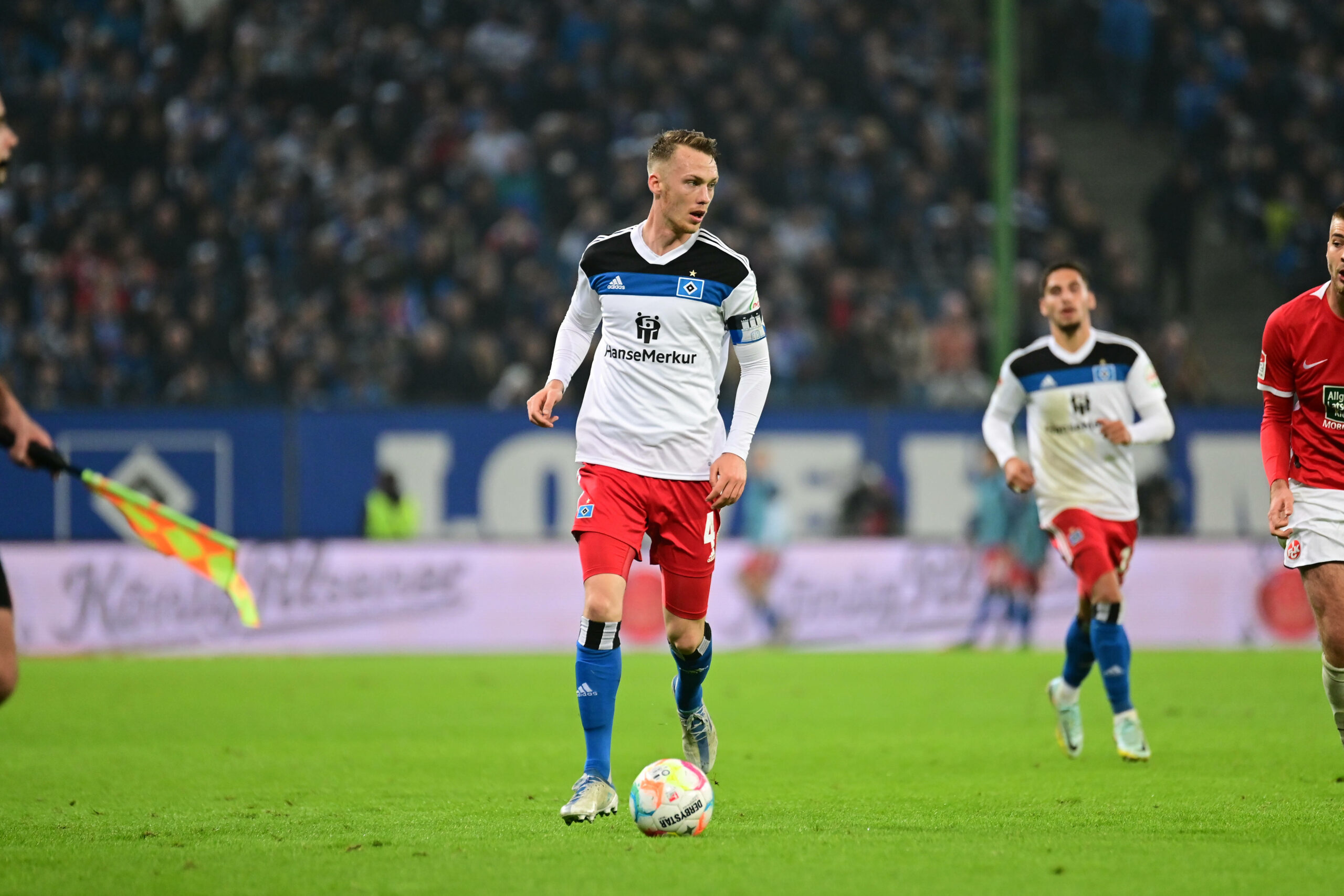 Sebastian Schonlau treibt im Spiel gegen den 1.FC Kaiserslautern den Ball nach vorne.