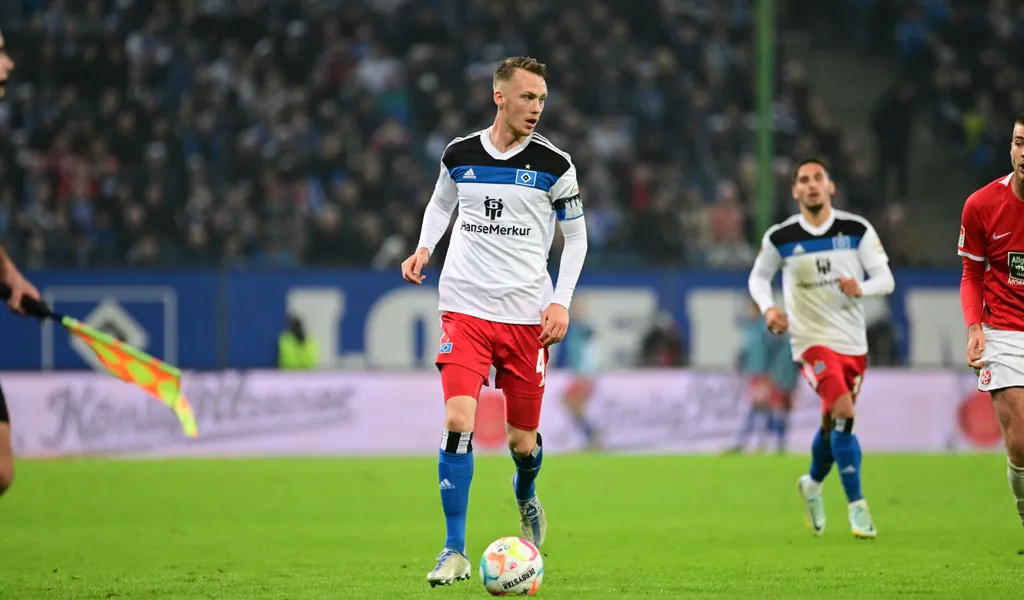 Sebastian Schonlau treibt im Spiel gegen den 1.FC Kaiserslautern den Ball nach vorne.