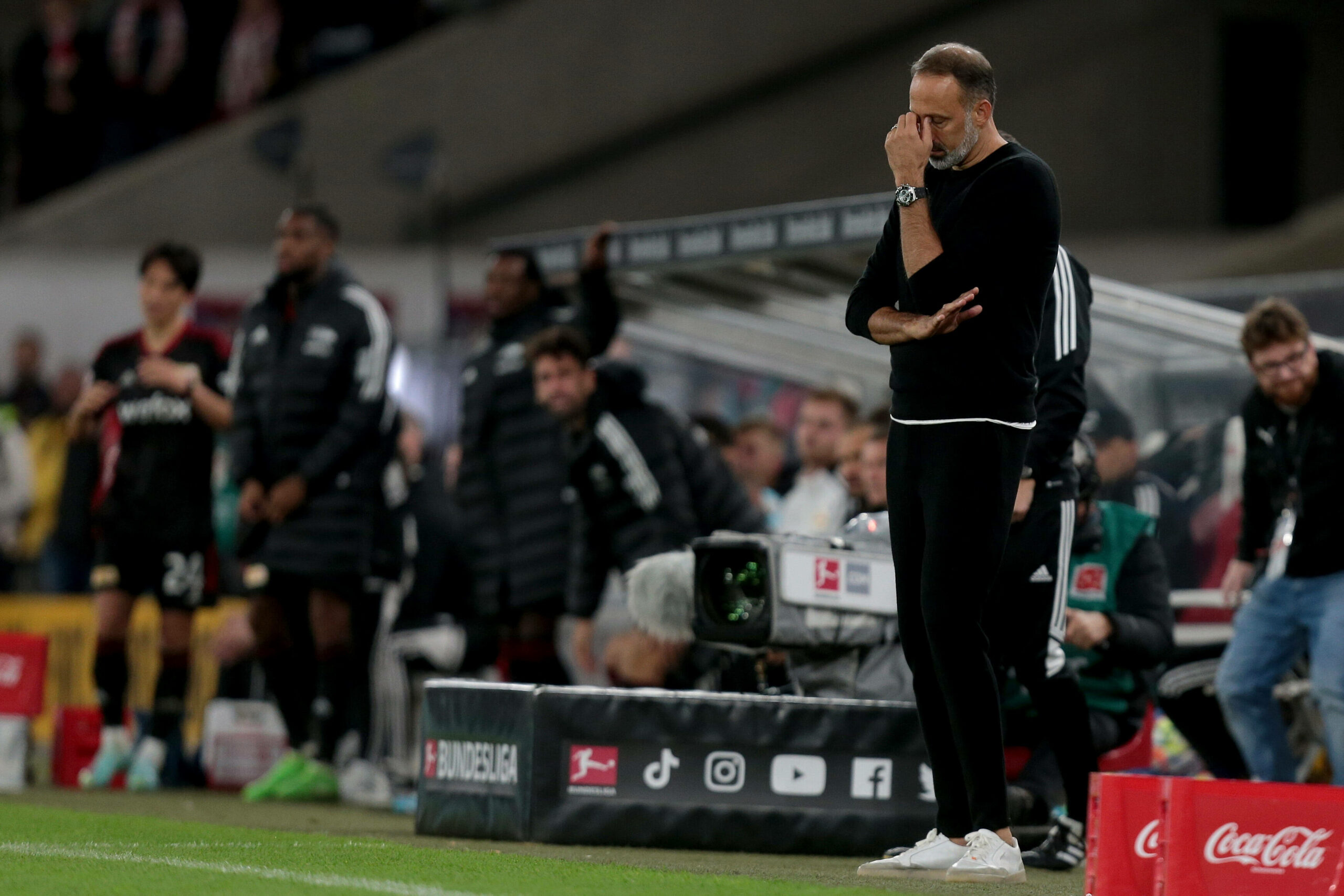 VfB-Trainer Pellegrino Matarazzo kann die Niederlage seiner Mannschaft nicht fassen.