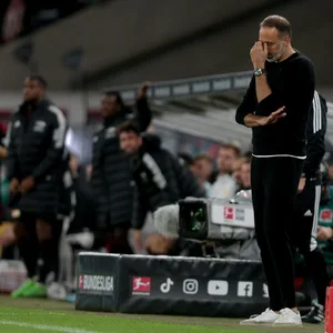 VfB-Trainer Pellegrino Matarazzo kann die Niederlage seiner Mannschaft nicht fassen.