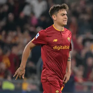Paulo Dybala verletzte sich beim Sieg der AS Rom gegen Lecce.