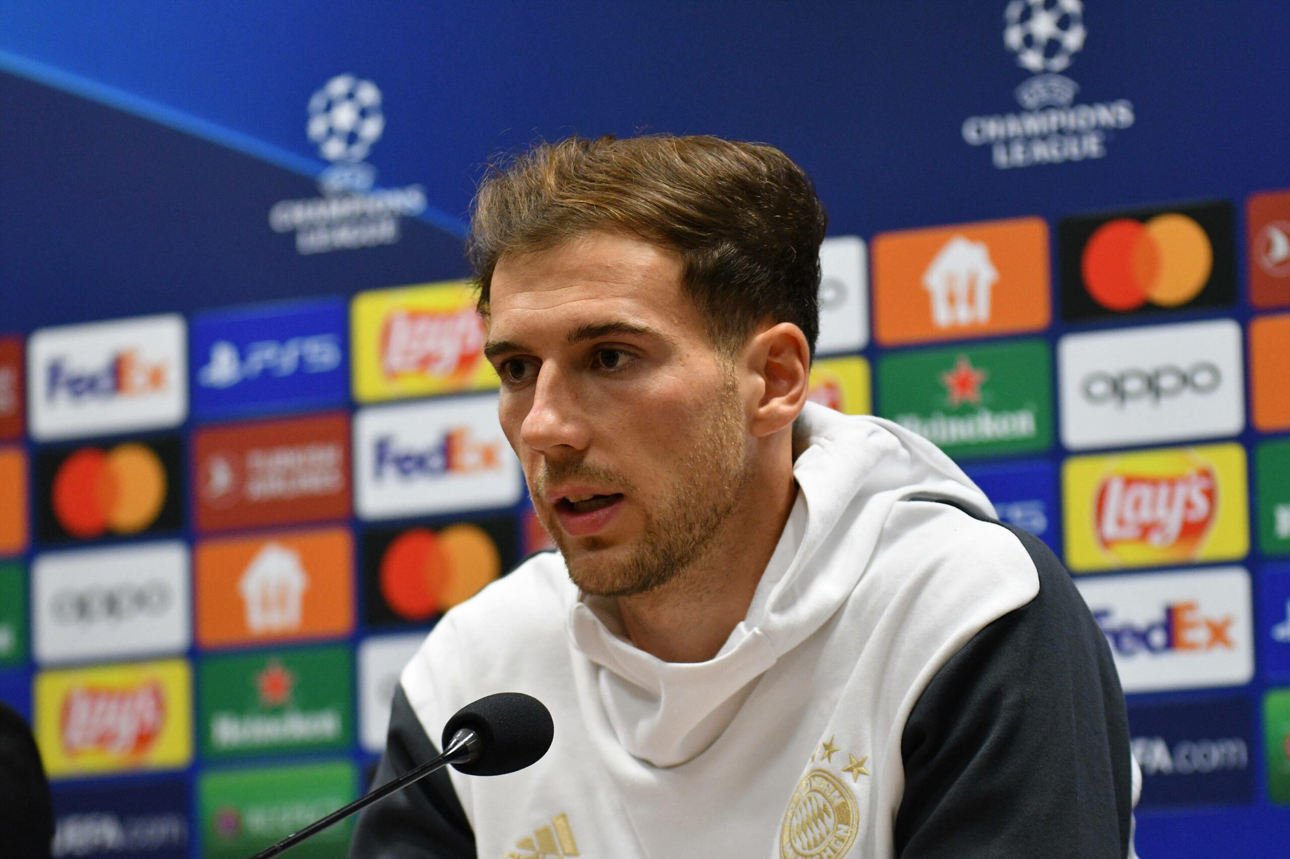 Leon Goretzka auf der Pressekonferenz vor dem Spiel gegen Viktoria Pilsen.