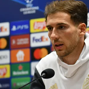 Leon Goretzka auf der Pressekonferenz vor dem Spiel gegen Viktoria Pilsen.