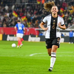 Lena Oberdorf, hier beim Länderspiel gegen Frankreich, ist für den Fußball-Spruch des Jahres nominiert.