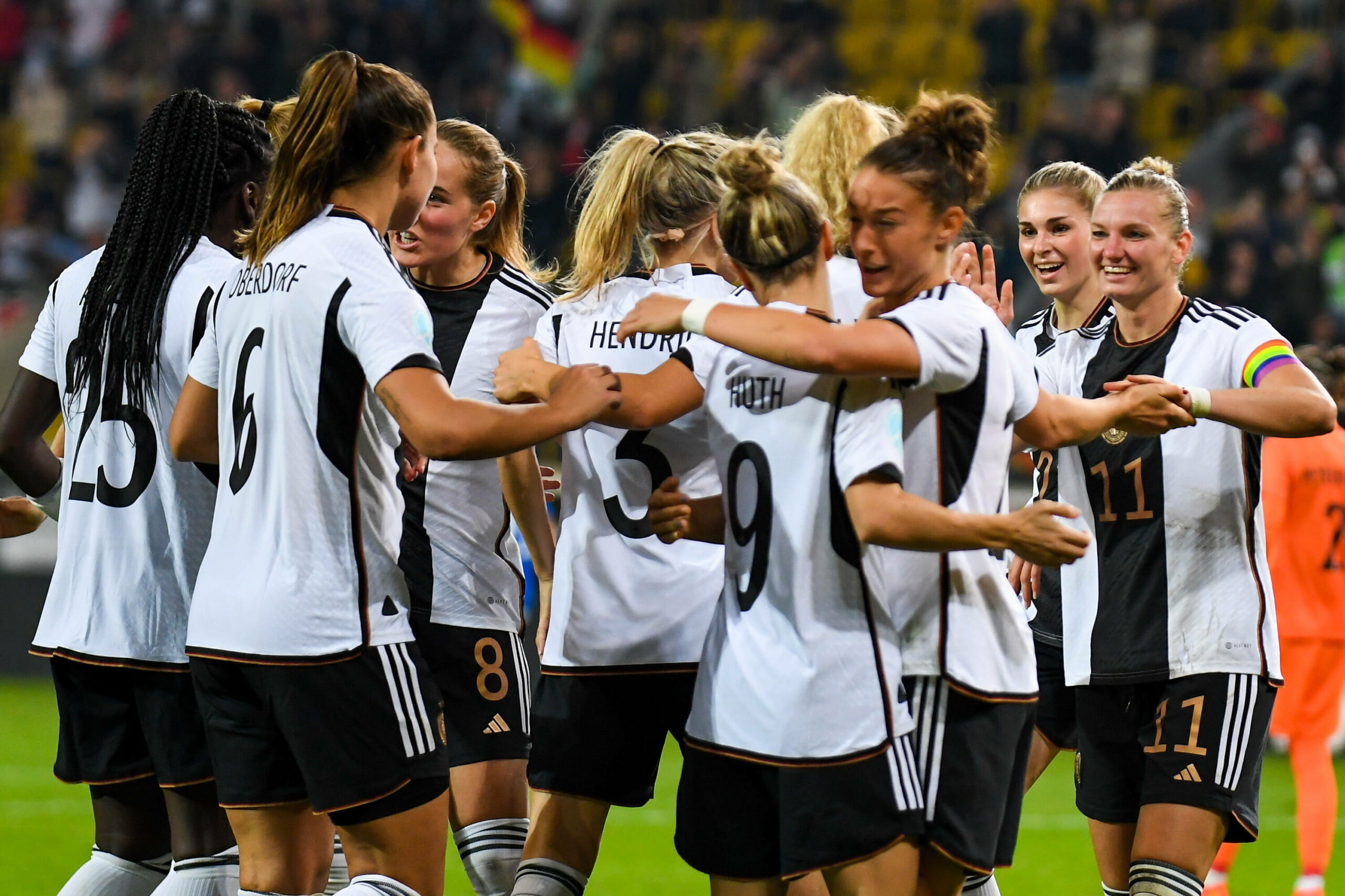 Die deutsche Frauen-Nationalmannschaft jubelt