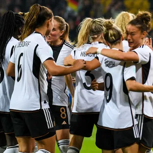 Die deutsche Frauen-Nationalmannschaft jubelt