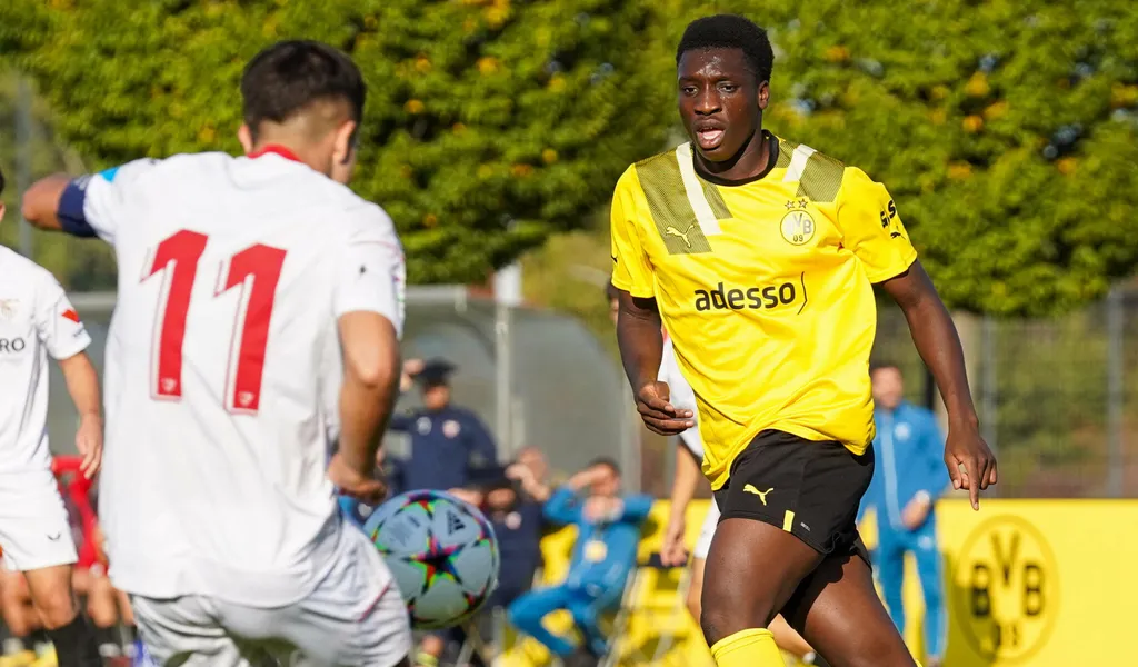 Abdoulaye Kamara (r.) im Youth-League-Spiel gegen Sevilla
