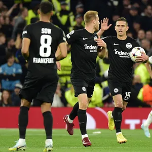 Rafael Borré bejubelt mit seinen Teamkollegen den Anschlusstreffer gegen Tottenham
