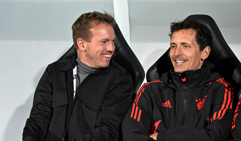 Dino Toppmöller und Julian Nagelsmann haben gute Laune auf der Bank des FC Bayern.