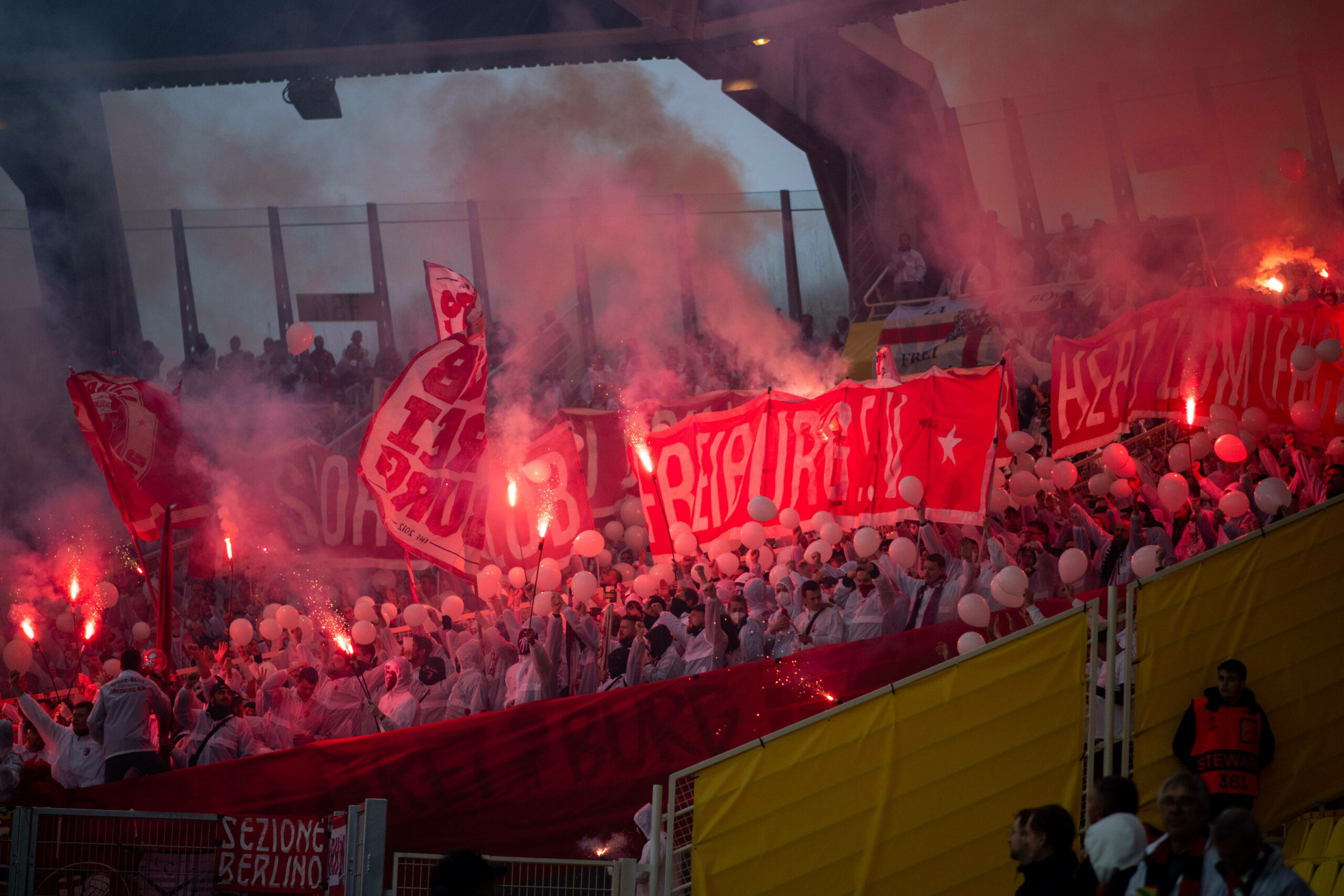Fans des SC Freiburg zünden Pyrotechnik
