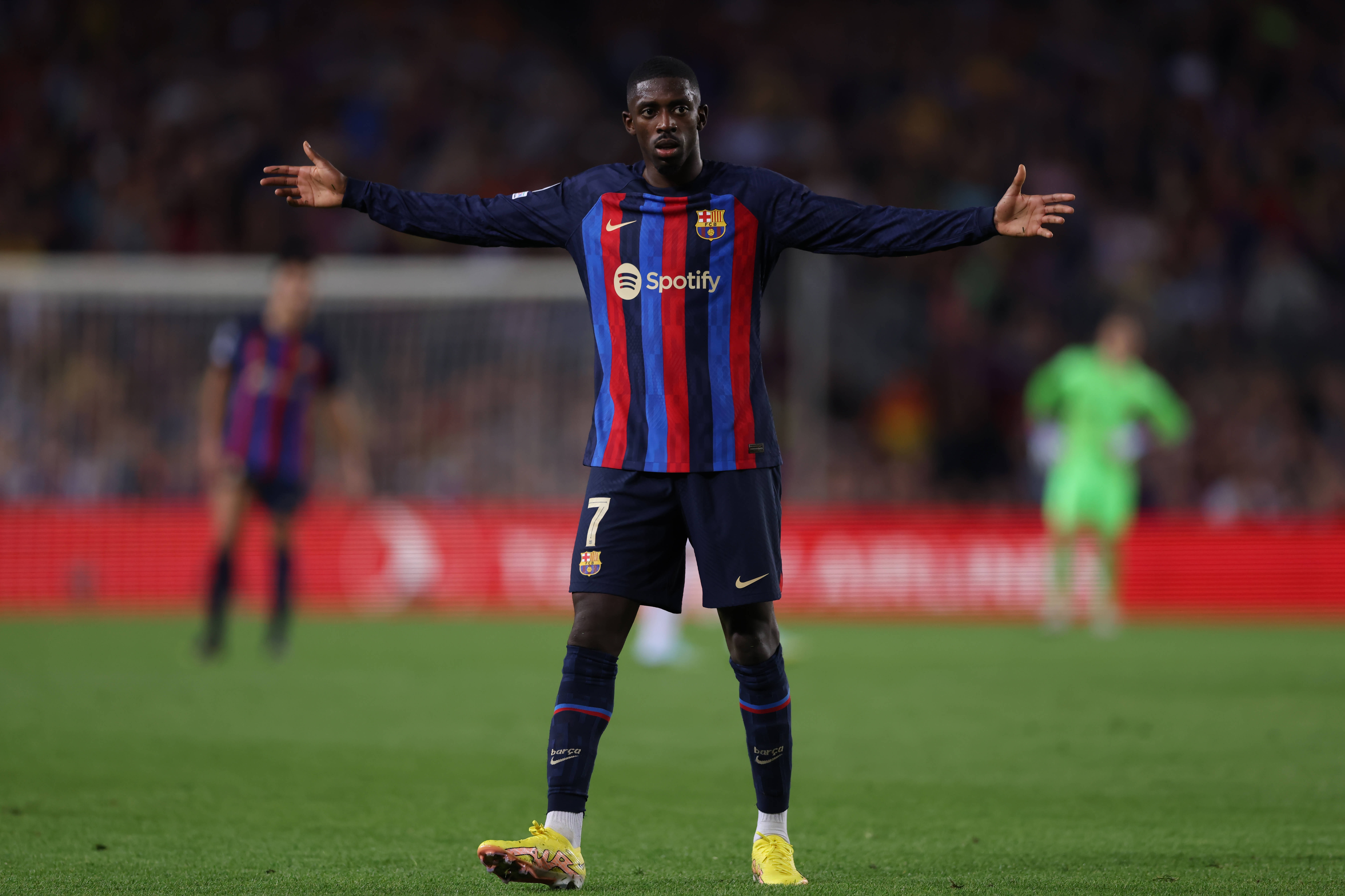 Barça-Spieler Ousmane Dembelé breitet die Arme aus
