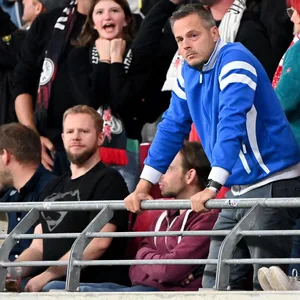 Hertha-Präsident Kay Bernstein inmitten von Zuschauer:innen