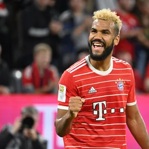 Eric Maxim Choupo-Moting freut sich über seinen Treffer
