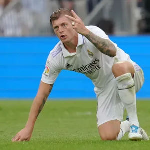 Toni Kroos beschwert sich auf dem Rasen.
