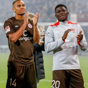 Afeez Aremu (r.) bestritt gegen Darmstadt sein 50. Pflichtspiel für St. Pauli.