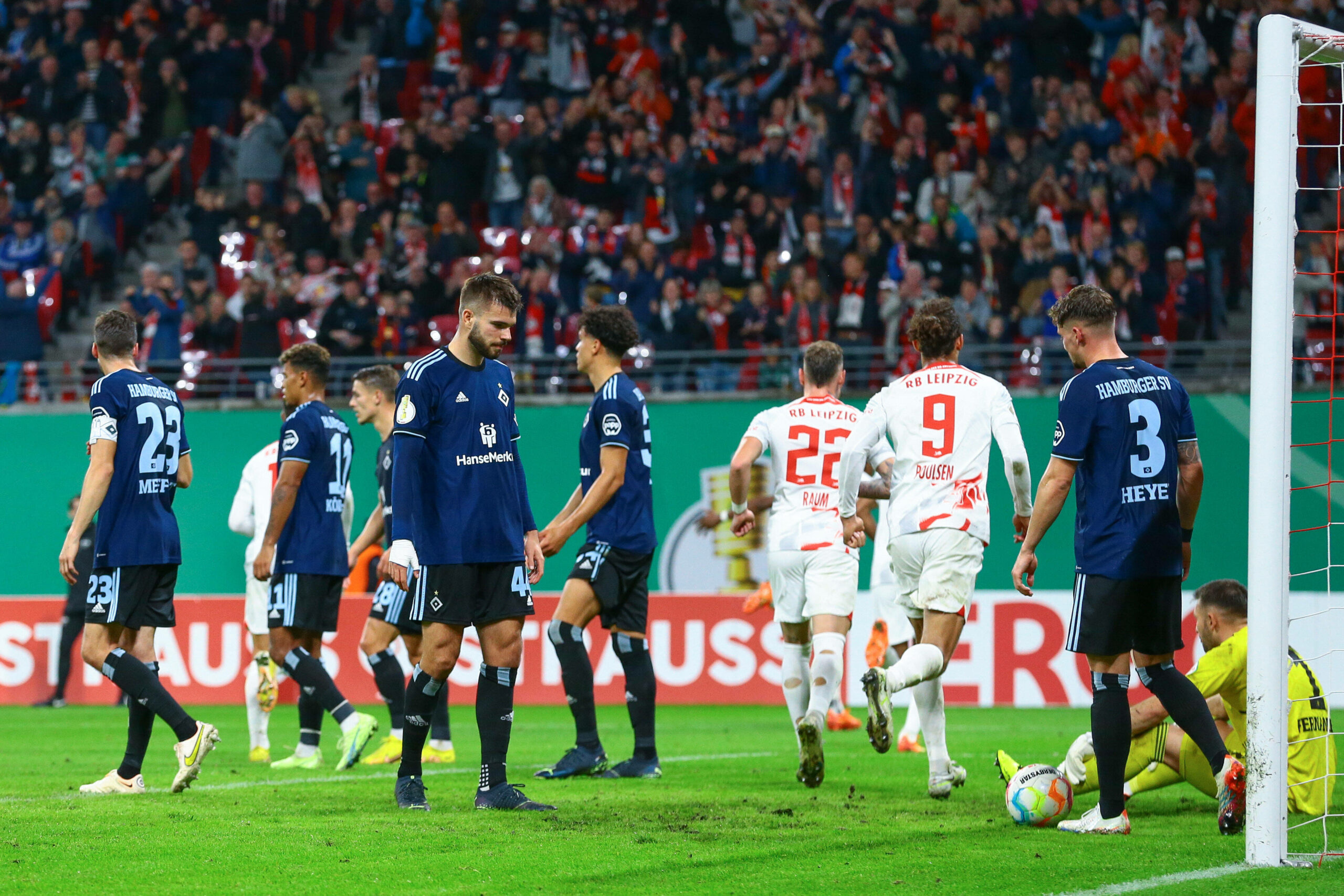 Nach dem 3:0 für Leipzig lassen die HSV-Spieler die Köpfe hängen.